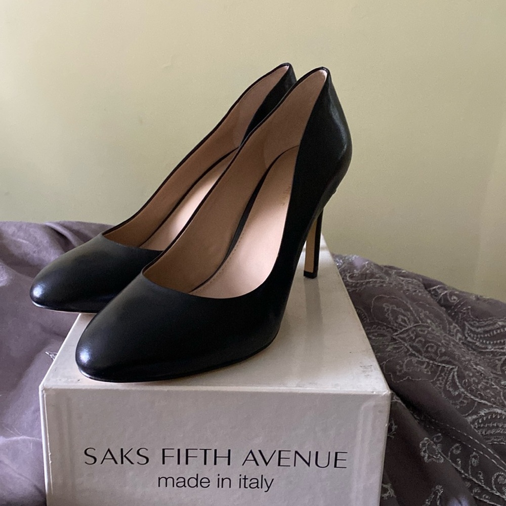 Saks Fifth Avenue Nappa Black Leather Pumps Timeless Classic Cushion Never Used